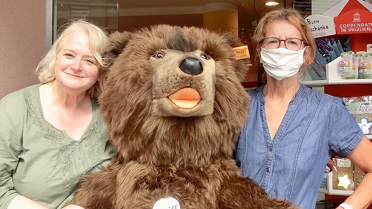 Sabine und Simone Wolfinger vor ihrer Spielzeugwiese am Marktplatz.