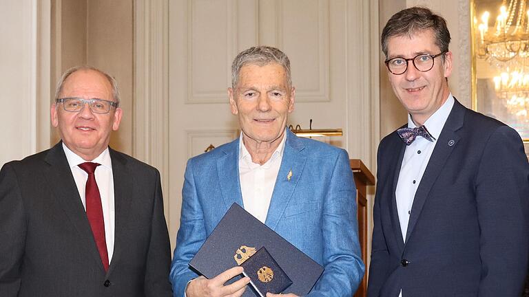 Regierungspräsident Eugen Ehmann (links) und Würzburgs Oberbürgermeister Christian Schuchardt (rechts) gratulierten Helmut Greß.