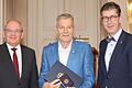 Regierungspräsident Eugen Ehmann (links) und Würzburgs Oberbürgermeister Christian Schuchardt (rechts) gratulierten Helmut Greß.