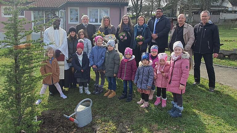 Zum 30. Geburtstag des Kindergarten St. Josef Brebersdorf, wurden vor der Einrichtung zwei Bäume gepflanzt. Darüber freuten sich neben den Kindern auch (von links): Pfarrer Solomon, Jagdpächter Wolfgang Senft, Leiterin Gudrun Hofmann-Dees, Kinderpflegerin Franziska Mucha, Erzieherin Sabine Koch, der Dritte Bürgermeister der Gemeinde Wasserlosen Dominik Zeißner, Jagdpächter Georg Ohl, sowie Gerhard Wild als Vorsitzender der Kath. Kirchenstiftung Brebersdorf, die als zuständigen Trägerverein dienen.