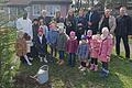 Zum 30. Geburtstag des Kindergarten St. Josef Brebersdorf, wurden vor der Einrichtung zwei Bäume gepflanzt. Darüber freuten sich neben den Kindern auch (von links): Pfarrer Solomon, Jagdpächter Wolfgang Senft, Leiterin Gudrun Hofmann-Dees, Kinderpflegerin Franziska Mucha, Erzieherin Sabine Koch, der Dritte Bürgermeister der Gemeinde Wasserlosen Dominik Zeißner, Jagdpächter Georg Ohl, sowie Gerhard Wild als Vorsitzender der Kath. Kirchenstiftung Brebersdorf, die als zuständigen Trägerverein dienen.