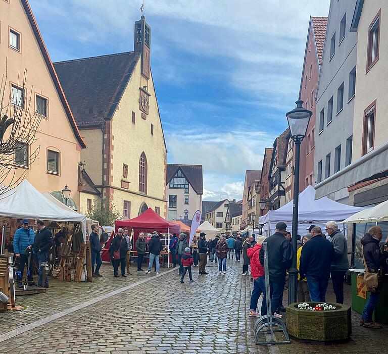 Bei einer kurzen Regenpause füllte sich die Altstadt schließlich doch noch.