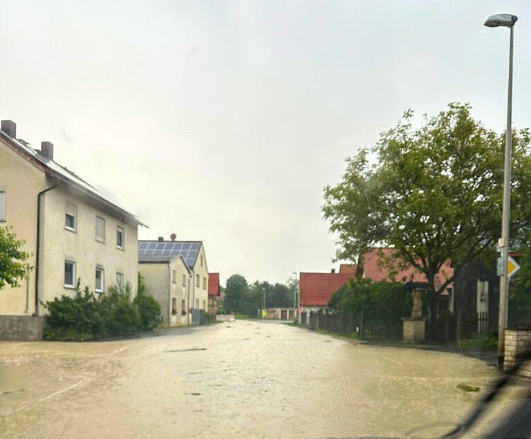 Die Ortsdurchfahrt in Prappach glich am frühen Samstagabend einem großen See. Die Ortsdurchfahrt in Prappach glich am frühen Samstagabend einem großen See.