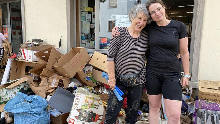 Reichenberg am Morgen nach der Sturzflut vom 3. August: Marion Koblenz (rechts) und Monika Frosch vom 'tauschbar'-Team in der Bahnhofstraße lassen sich den Optimismus nicht nehmen