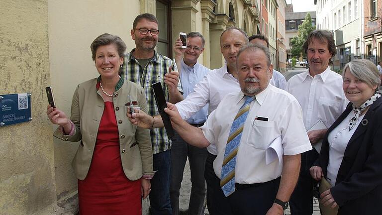 Handys hoch: Mit dem QR-Code ist nun ein virtueller Stadtrundgang in Marktbreit möglich, wie Eva Castell, Harald Damm, Hans-Martin Hoffmann, Achim Knöchel, Bürgermeister Erich Hegwein, Wolf Demel und Christiane Berneth zeigen.