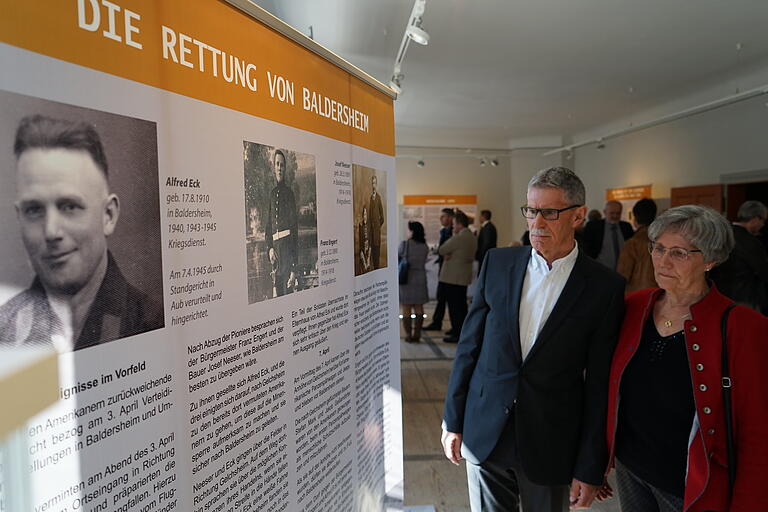 Christl Schott und Hans-Rainer Eck, Nichte und Neffe von Alfred Eck, bei der Eröffnung der Ausstellung 'Die Retter von Baldersheim' am 7. April 2019 im Spitalmuseum in Aub. Geplant ist, dass die Ausstellung demnächst im Landratsamt Würzburg gezeigt wird.&nbsp;