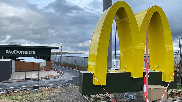 Noch sieht es sehr nach Baustelle aus, doch schon bald wird McDonald's mit seinem markanten Logo nahe Oerlenbach geöffnet haben. Noch sieht es sehr nach Baustelle aus, doch schon bald wird McDonald's mit seinem markanten Logo nahe Oerlenbach geöffnet haben. 
