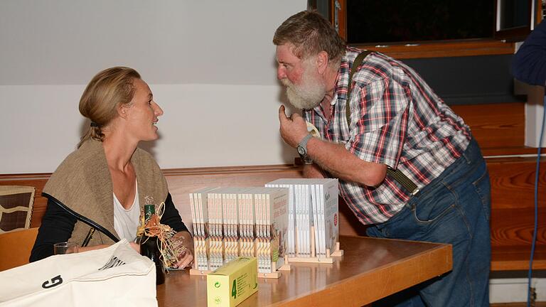 Spiegel-Bestseller-Autorin Nadine Schubert referierte zum Thema 'Besser leben ohne Plastik' und signierte ihre beiden Bücher, die die Gäste im Anschluss der Veranstaltung erstehen konnten. Foto: Mechtild Buck Spiegel-Bestseller-Autorin Nadine Schubert referierte zum Thema 'Besser leben ohne Plastik' und signierte ihre beiden Bücher, die die Gäste im Anschluss der Veranstaltung erstehen konnten. Foto: Mechtild Buck