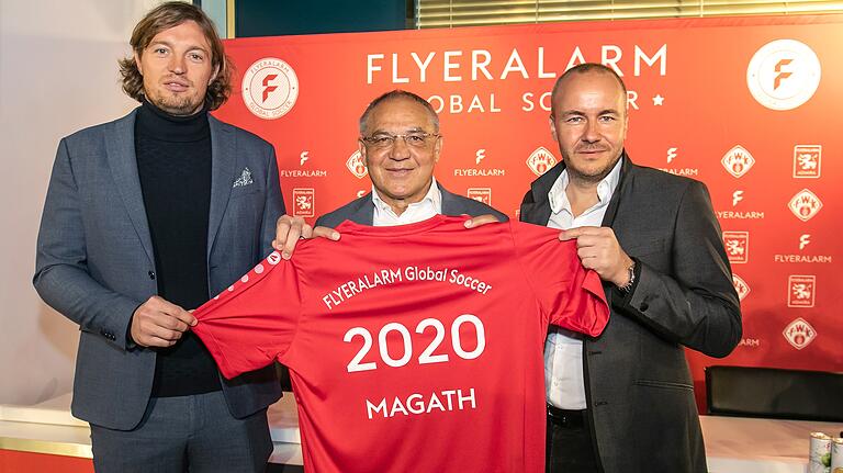Kickers-Vorstandsvorsitzender Daniel Sauer (links), der neue Chef von Flyeralarm Global Soccer Felix Magath und Flyeralarm-Geschäftsführer Thorsten Fischer (rechts). Kickers-Vorstandsvorsitzender Daniel Sauer (links), der neue Chef von Flyeralarm Global Soccer Felix Magath und Flyeralarm-Geschäftsführer Thorsten Fischer (rechts).