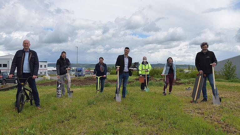 Im Industriegebiet von Knetzgau entsteht ein neuer Skate- und Bikepark. Darüber freuen sich beim Spatenstich (von links): Bürgermeister Stefan Paulus, Bernd Fröhner (Populär Skateparks), Susanne Wolfrum-Horn (Regionalmanagement), Initiator Thomas Zettelmeier, Martin Mantel (Bauamt), Veronika Jägler (Regionalmanagement) und Wilhelm Dinkel (Baufirma).