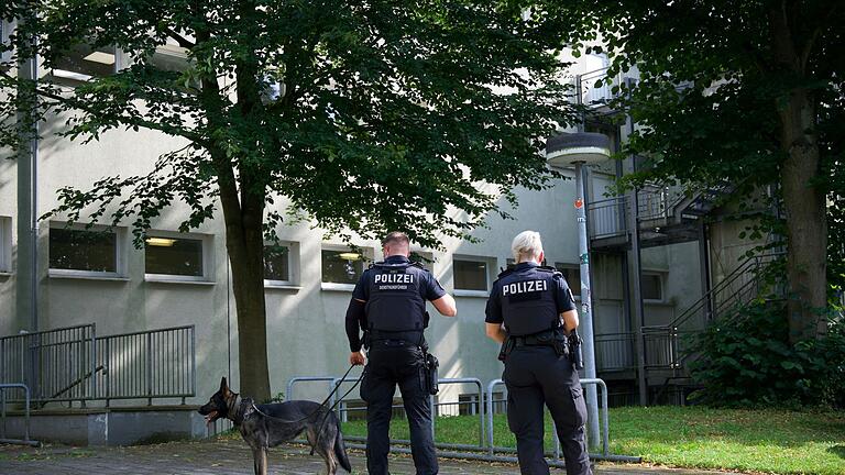 Lehrkraft auf Parkplatz niedergestochen       -  Polizeihund nach Bluttat in Wedeler Volkshochschule auf Spurensuche.