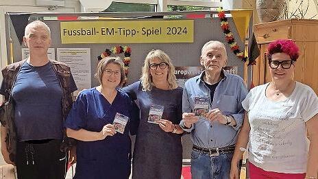 Die Gewinnerin Anja Henkel (Mitte) und die Bestplatzierten (weiter von links) Jürgen Vormwald, Elvira Bengart und Bernhard Fröhlich, die die meisten Ergebnisse richtig voraussagten, erhielten von Pflegedienstleiterin Kerstin Kolosser jeweils einen...       -  Die Gewinnerin Anja Henkel (Mitte) und die Bestplatzierten (weiter von links) Jürgen Vormwald, Elvira Bengart und Bernhard Fröhlich, die die meisten Ergebnisse richtig voraussagten, erhielten von Pflegedienstleiterin Kerstin Kolosser jeweils einen Einkaufsgutschein.