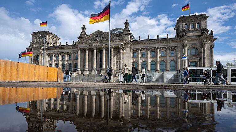 Reichstagsgebäude       -  Beim Haushalt ist nun der Bundestag am Zug. (Archivfoto)
