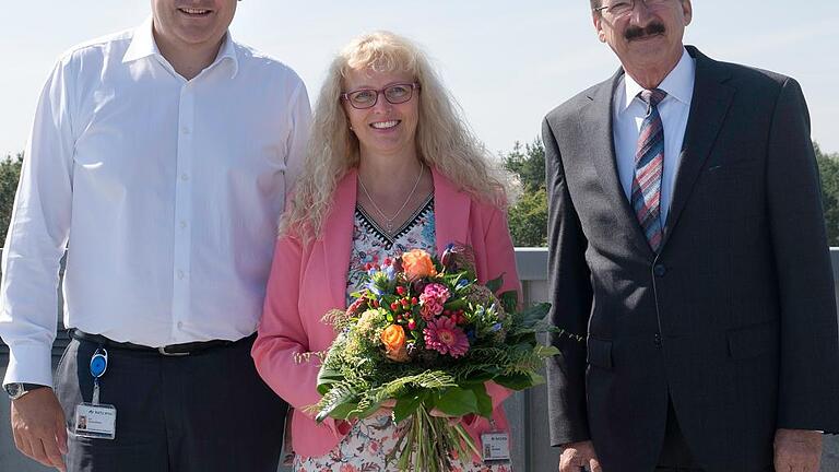 Seit 35 Jahren bei Kurtz Ersa: Maria Stegmeier aus Michelrieth mit Kurtz Ersa-CFO Thomas Mühleck (links) und Personalleiter Günther Bartschat (rechts).