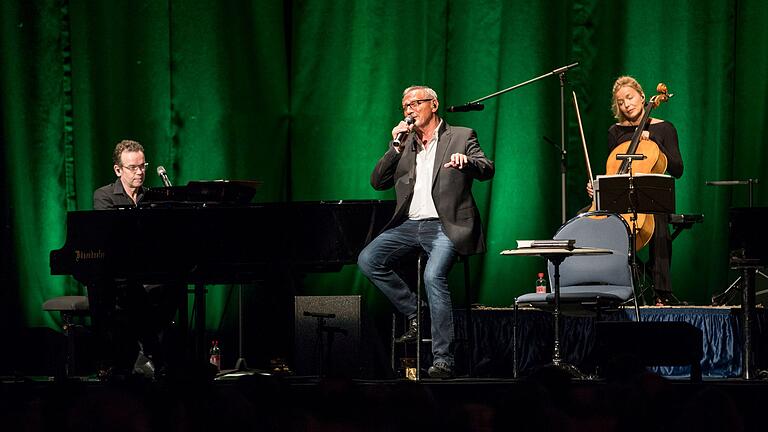 Konstantin Wecker (Mitte) begeisterte bei seinem Konzert im Würzburger Congress Centrum mit seinen Begleiterin Fany Kammerlander und Jo Barnikel.