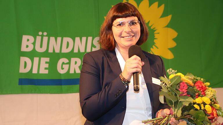 Nominierungsversammlung des Volkacher Ortsverbands der Grünen im katholischen Pfarrheim. Andrea Rauch (im Bild bei ihrer Vorstellung auf der Bühne) führt als Bürgermeisterkandidatin die grüne Liste mit 20 Frauen und Männern für die Kommunalwahl 2020 an. Nominierungsversammlung des Volkacher Ortsverbands der Grünen im katholischen Pfarrheim. Andrea Rauch (im Bild bei ihrer Vorstellung auf der Bühne) führt als Bürgermeisterkandidatin die grüne Liste mit 20 Frauen und Männern für die Kommunalwahl 2020 an.
