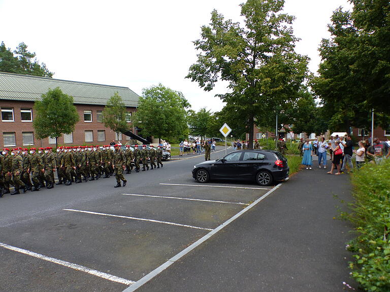 Familienangehörige durften beim Einmarsch der Soldaten zuschauen.