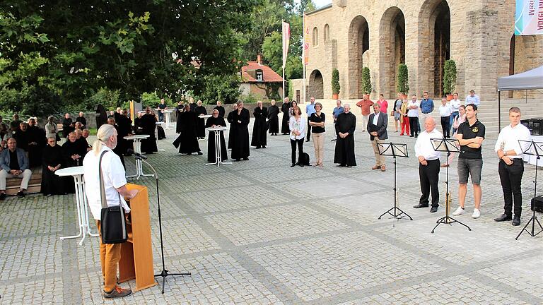 Auch der Platz vor der Abteikirche in Münsterschwarzach erhielt ein etwas anderes Gesicht, erläutert von Architekt Matthias Gutsch (links vorne). Auch der Platz vor der Abteikirche in Münsterschwarzach erhielt ein etwas anderes Gesicht, erläutert von Architekt Matthias Gutsch (links vorne).