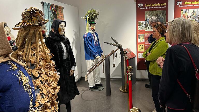 Die 'schönen' Masken überwiegen: Schon bei der Ausstellungseröffnung im Deutschen Fastnachtmuseum zog die Kollektion aus Masken und Kostümen das Publikum an.