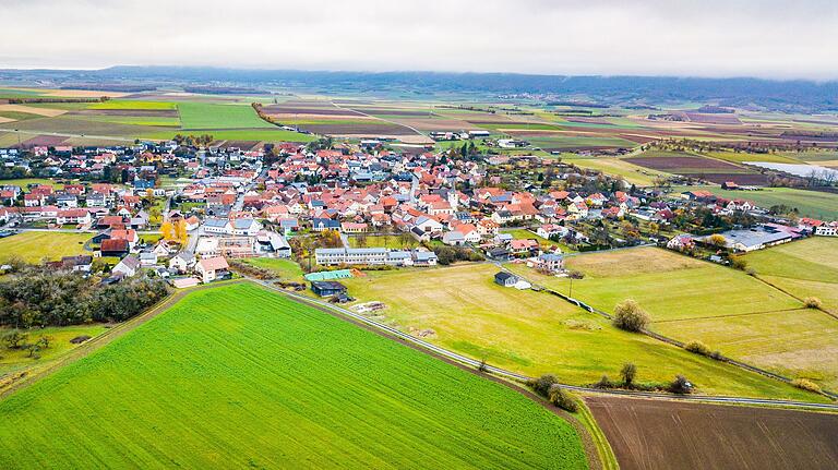 2024 steht in Aidhausen zum 1200-jährigen Bestehen unter anderem ein Festwochenende an. Mit einem Dorflaufzettel kann dabei der Ort erkundet werden. 2024 steht in Aidhausen zum 1200-jährigen Bestehen unter anderem ein Festwochenende an. Mit einem Dorflaufzettel kann dabei der Ort erkundet werden.