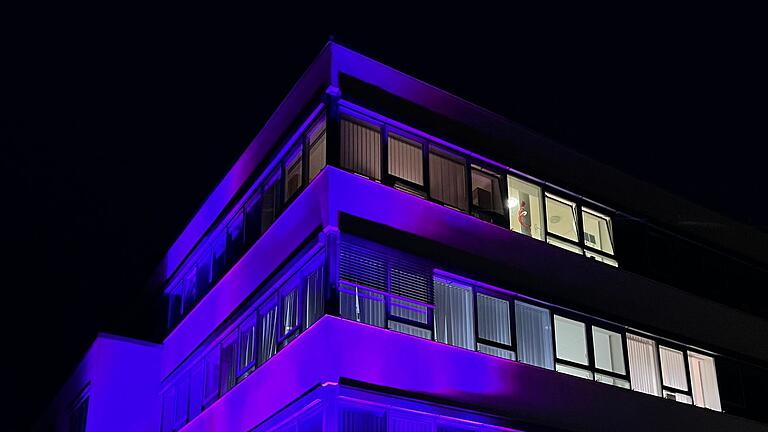 Wie hier beim letztjährigen Weltpankreaskrebstag wird das Zentrum für Operative Medizin des Uniklinikums Würzburg auch am 21. November wieder violett beleuchtet (Archivfoto).