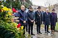 Josef Schuster, Präsident des Zentralrats der Juden und Würzburgs Oberbürgermeister Christian Schuchardt waren bei der Kranzniederlegung am Mahnmal im Israelitischen Friedhof.