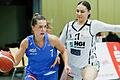 Emma Weltz (links) führt den Ball. Sie erzielte 17 Punkte für die TG QOOL Sharks Würzburg im Heimspiel gegen den USC Freiburg II. Das Bild entstand beim vorherigen Heimspiel gegen die Falcons Bad Homburg.