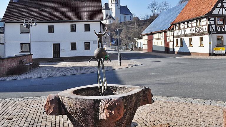 In Schönau an der Brend findet man in der Dorfmitte einen Platz mit einem Brunnen, der dem Thema 'Fasching' gewidmet ist. Die Figuren wurden 2007 von Eva Warmuth geschaffen. Gerade in diesen letzten Fastnachtstagen bekommt der Platz eine besondere Bedeutung. In Schönau an der Brend findet man in der Dorfmitte einen Platz mit einem Brunnen, der dem Thema 'Fasching' gewidmet ist. Die Figuren wurden 2007 von Eva Warmuth geschaffen. Gerade in diesen letzten Fastnachtstagen bekommt der Platz eine besondere Bedeutung.