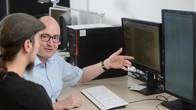 Digitale Erfassung in der Universitätsbibliothek - Uwe Springmann und Mitarbeiter Phillip Beckenbauer im Digitalisierungszentrum: In Sekundenschnelle erfasst das automatische Texterkennungsprogramm den Text einer alten Schrift.Daniel Peter Digitale Erfassung in der Universitätsbibliothek - Uwe Springmann und Mitarbeiter Phillip Beckenbauer im Digitalisierungszentrum: In Sekundenschnelle erfasst das automatische Texterkennungsprogramm den Text einer alten Schrift.Daniel Peter