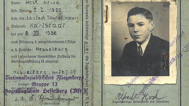 Der „Deutsche Gleitflieger-Ausweis“ von Alfred Hock mit der Bestätigung der B-Prüfung, die er am 8. Juli 1938 am Hesselberg bei Wassertrüdingen (Mittelfranken) abgelegt hat. Ein Jahr zuvor hatte das Nationalsozialistische Fliegerkorps den Deutschen Luftsportverband ersetzt, der ab 1933 auch die paramilitärische Ausbildung forciert hatte. Der „Deutsche Gleitflieger-Ausweis“ von Alfred Hock mit der Bestätigung der B-Prüfung, die er am 8. Juli 1938 am Hesselberg bei Wassertrüdingen (Mittelfranken) abgelegt hat. Ein Jahr zuvor hatte das Nationalsozialistische Fliegerkorps den Deutschen Luftsportverband ersetzt, der ab 1933 auch die paramilitärische Ausbildung forciert hatte.