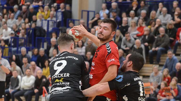 Handball Bayernliga, TSV Lohr - TV Erlangen-Bruck am Samstag, 21. Dezember 2019: von links Jan Carlos Völcker (Erlangen-Bruck), Markus Seltsam (Lohr), Mirko Scholten (Erlangen-Bruck)