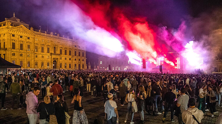 Tausende Menschen besuchen am Freitag 01.09.23 das EXIT - Konzert  von Sven Väth auf dem Residenzplatz in Würzburg.