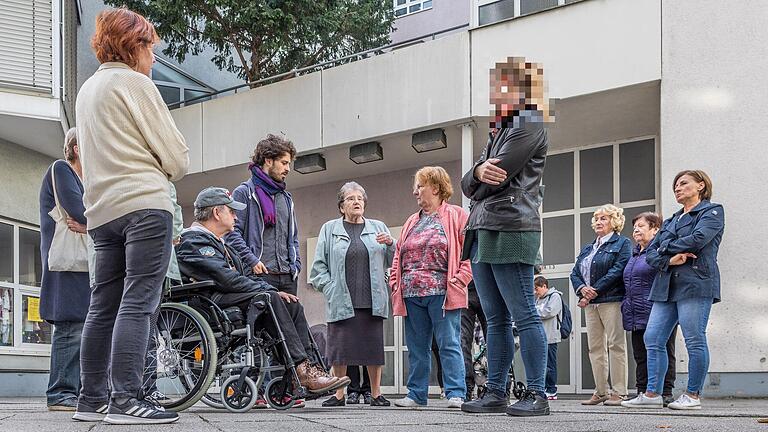 Knapp 30 Bewohnerinnen und Bewohner eines runtergekommenen Dawonia-Wohnblocks in Würzburg-Grombühl haben am Dienstag Verantwortliche konfrontiert.