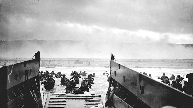 D-Day markiert Start der Befreiung Westeuropas.jpeg       -  Den Strand fest im Blick. US-Soldaten landen am Morgen des 6. Juni 1944 am Omaha Beach.