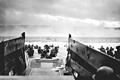 D-Day markiert Start der Befreiung Westeuropas.jpeg       -  Den Strand fest im Blick. US-Soldaten landen am Morgen des 6. Juni 1944 am Omaha Beach.