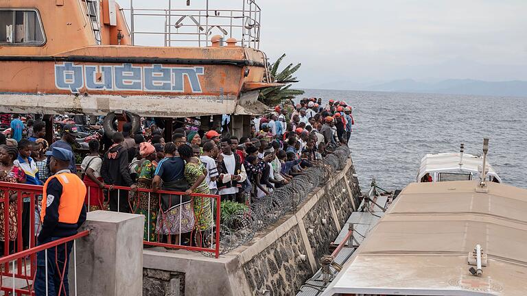 Bootsunglück im Kongo       -  Nach dem Kentern einer Fähre versammeln sich Menschen am Hafen von Goma (aktuell)