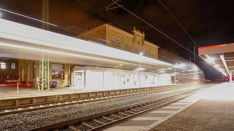 ICE-Nothalt im Bahnhof Kitzingen: Am Freitagabend musste der ICE 885 umkehren und den Kitzinger Bahnhof anfahren, nachdem er auf offener Strecke gestoppt worden war. ICE-Nothalt im Bahnhof Kitzingen: Am Freitagabend musste der ICE 885 umkehren und den Kitzinger Bahnhof anfahren, nachdem er auf offener Strecke gestoppt worden war. 