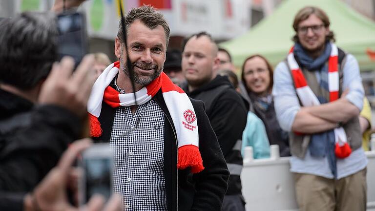 Aufstiegsfeier Kickers - Da war die Kickers-Euphorie auf dem Höhepunkt: Tausende Menschen feierten im Mai 2016 in der Eichhornstraße den Zweitliga-Aufstieg ihrer Mannschaft mit Trainer Bernd Hollerbach (li.) und Daniel Sauer (re.) von der Kickers AG. Jetzt beklagt der Verein fehlende Unterstützung der Stadt.Archivfoto: Peter Aufstiegsfeier Kickers - Da war die Kickers-Euphorie auf dem Höhepunkt: Tausende Menschen feierten im Mai 2016 in der Eichhornstraße den Zweitliga-Aufstieg ihrer Mannschaft mit Trainer Bernd Hollerbach (li.) und Daniel Sauer (re.) von der Kickers AG. Jetzt beklagt der Verein fehlende Unterstützung der Stadt.Archivfoto: Peter