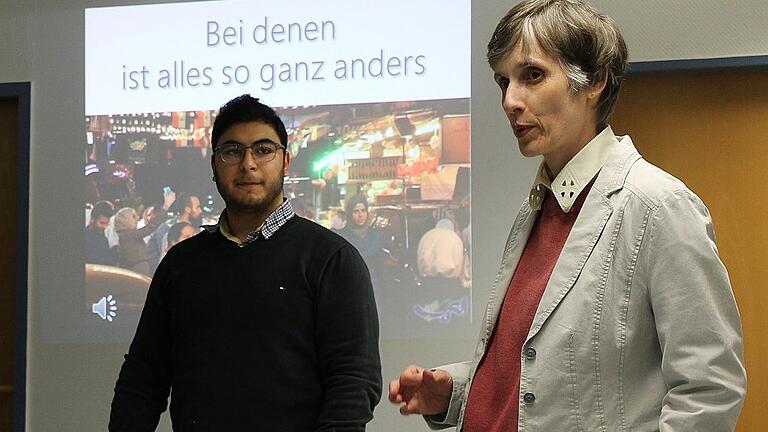 Integrationshelfer Osama Albernawi und Bildungsreferentin Monika Berwanger beim Studiennachmittag zu Tradition und Religion in muslimischen Familien.