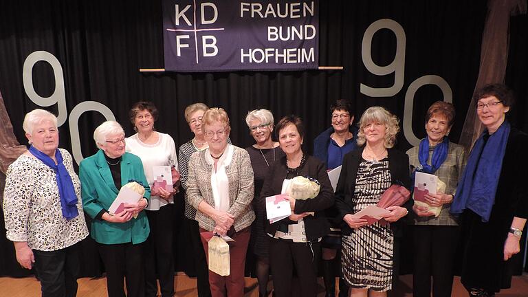 Das Jubiläumsbild des Frauenbundes: (von rechts) Rita Leidner (Vorsitzende KDFB Hofheim), Rosalinde Schmied, Sigrun Reuscher, Christa Schirmer, Gerlinde Dietz, Rosi Hirt, Edeltraud Beyer, Eva Wagenhäuser-Müller, Rita Hömerlein, Anni Helfrich, Edith Werner (KDFB Würzburg).