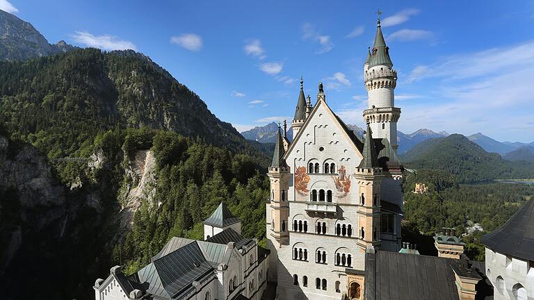 In Indien hat eine Diebesbande eine Brücke aus Eisen abmontiert. Unser Autor fragt sich deshalb, ob Diebe bald Schloss Neuschwanstein stehlen könnten?