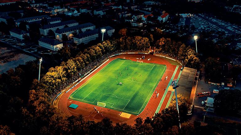 Aufnahme eines Fußballspiels des FC 05 Schweinfurt im Sachs-Stadion mit einer Drohne.