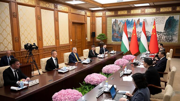 Ungarns Ministerpräsident Orban überraschend in China       -  Vor seiner Ankunft in China war Ungarns Ministerpräsident Viktor Orban in Russland und der Ukraine zu Gesprächen über den laufenden Krieg.