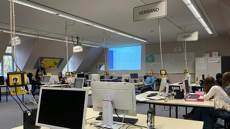 Marketing, Verkauf, Einkauf, Lager, Versand: Im Fach 'Berufliche Praxis' lernen die Schüler die Abläufe in Unternehmen in der Praxis kennen. Marketing, Verkauf, Einkauf, Lager, Versand: Im Fach 'Berufliche Praxis' lernen die Schüler die Abläufe in Unternehmen in der Praxis kennen.