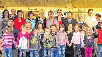 Theatererlös ging an zwei Kindergärten       -  (ank)   Spenden für die Kleinen gab es jüngst bei der Premiere der Komödie &bdquo;Gib dem Affen Zucker&ldquo; der Laienspielgruppe Holzkirchhausen auf der Bühne der Welsbachhalle. Nach der Aufführung holten die Akteure die Erzieherinnen und einige Kinder aus den Kindergärten Villa Kunterbunt Holzkirchhausen und St. Josef Helmstadt auf die Bühne. Spielleiter und Regisseur Achim Baunach überreichte jeder Einrichtung 700 Euro aus dem Erlös der Aufführungen von 2014. Auch der Erlös aus den Veranstaltungen 2015 soll wieder beiden Kindergärten zugute kommen.