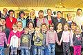 Theatererlös ging an zwei Kindergärten       -  (ank)   Spenden für die Kleinen gab es jüngst bei der Premiere der Komödie &bdquo;Gib dem Affen Zucker&ldquo; der Laienspielgruppe Holzkirchhausen auf der Bühne der Welsbachhalle. Nach der Aufführung holten die Akteure die Erzieherinnen und einige Kinder aus den Kindergärten Villa Kunterbunt Holzkirchhausen und St. Josef Helmstadt auf die Bühne. Spielleiter und Regisseur Achim Baunach überreichte jeder Einrichtung 700 Euro aus dem Erlös der Aufführungen von 2014. Auch der Erlös aus den Veranstaltungen 2015 soll wieder beiden Kindergärten zugute kommen.