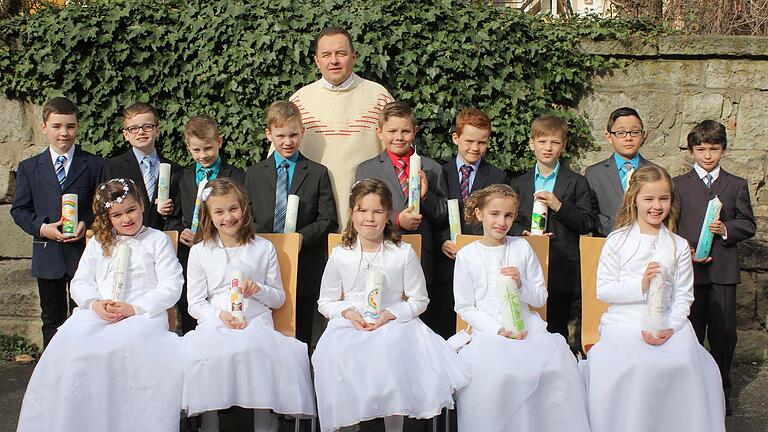 Vierzehn Kinder begleitete Pfarrer Matthias Rusin am Weißen Sonntag an den Tisch des Herrn in der Ebelsbacher Pfarrkirche St. Magdalena. Musikalisch wurde der eindrucksvolle Gottesdienst, der ganz unter dem Motto 'Der gute Hirte' stand, vom Jugendchor unter der Leitung von Florian Mayer gestaltet. Die 'Egerländer Musikanten' der 'Harmonie' sorgten zudem dafür, dass die fünf Kommunionmädchen (Jessica Schick, Pia Knöttner, Marlene Witthinrich, Emilia Griebel und Melina Gössler) und neun Kommunionbuben (George Burge, John Burge, David Klos, Benedikt Naumann, Marco Nusser, Moritz Reinwand, Ulrich Reitz, David Seelmann und Leon Werb), welche die Feier aktiv mitgestalteten, feierlich in das Gotteshaus geleitet wurden. Am Nachmittag stand dann der Segen Gottes im Mittelpunkt einer Dankandacht.