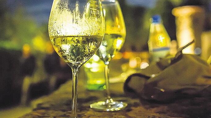 Schönes Ambiente mit einem Glas Wein: Das Bild entstand auf dem Stadtfest im Jahr 2015.