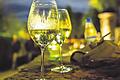 Schönes Ambiente mit einem Glas Wein: Das Bild entstand auf dem Stadtfest im Jahr 2015.