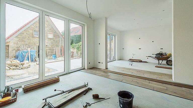 Geräumig und hell zeigt sich das Innere des neuen Wohnhauses in der Scheune, hier mit Blick zur Terrasse und zur Sandstein-Garage.